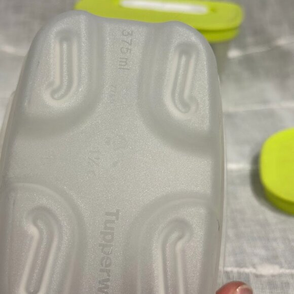 TupperWare FridgeSmart Small - Set of 2 bowls with Lids, Veggie Keepers - Picture 4 of 16